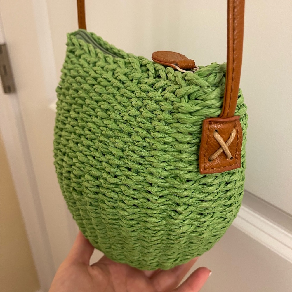 NWT - Straw crossbody bag, green with brown leather  strap. - Picture 2 of 4